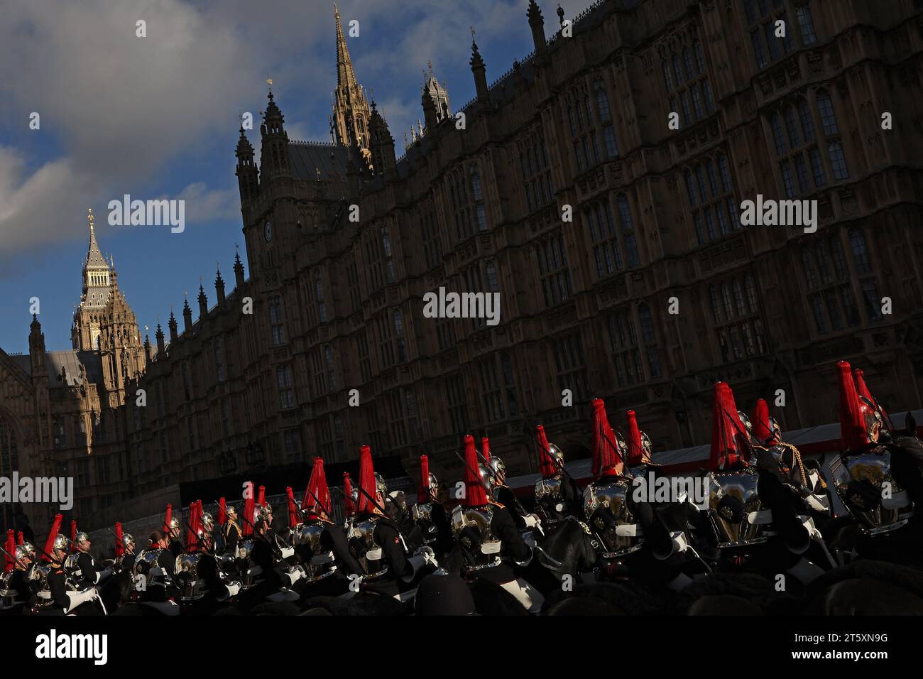 Mitglieder der Blues and Royals, einer Einheit der Household Cavalry, kommen bei der Prozession im Palace of Westminster vor der Parlamentseröffnung im House of Lords in London an. Bilddatum: Dienstag, 7. November 2023. Stockfoto