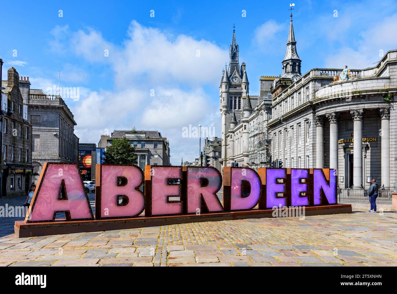 Beleuchtetes Schild mit „Aberdeen“ an der Castle Street, Aberdeen, Schottland, Großbritannien. Sie wurden von Luxous Group entworfen und werden von 98.000 Glühlampen beleuchtet. Stockfoto