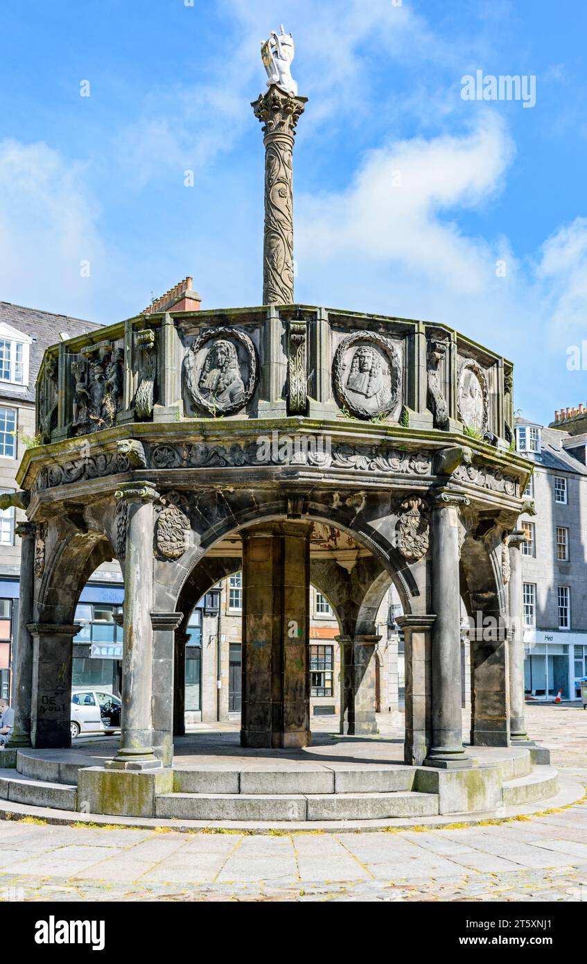 The Mercat Cross, Castle Street, Aberdeen, Schottland, Großbritannien. Entworfen und gebaut von John Montgomery im Jahr 1686. Stockfoto