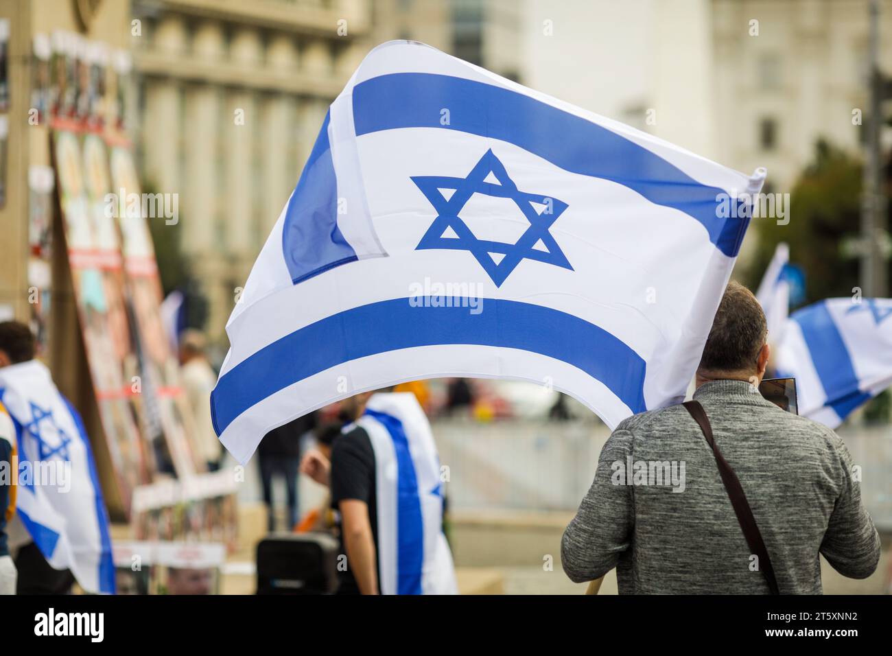 Details mit einem Mann, der eine israelische Flagge während einer pro-israelischen Kundgebung hält. Stockfoto