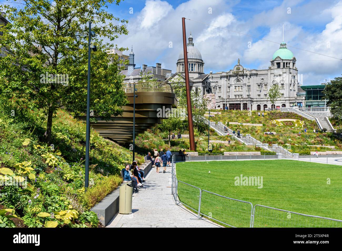Markuskirche und Theater seiner Majestät auf dem Rosemount-Viadukt. Von den Union Terrace Gardens, Aberdeen, Schottland, Großbritannien Stockfoto