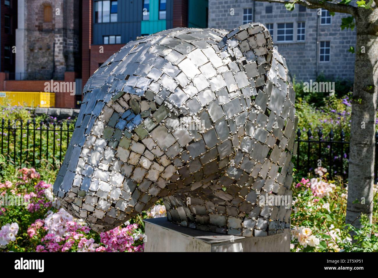 Leopard, eine Skulptur von Rob Mulholland (2022). Union Terrace Gardens, Aberdeen, Schottland, Großbritannien Stockfoto
