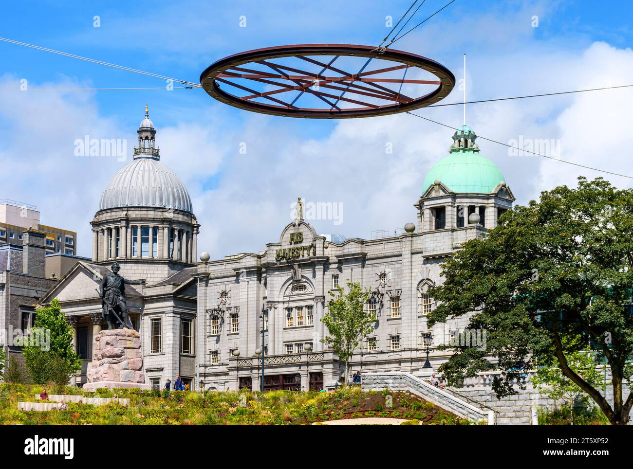Markuskirche und Theater seiner Majestät auf dem Rosemount-Viadukt. Oben befindet sich das Halo Light in den Union Terrace Gardens, Aberdeen, Schottland, Großbritannien Stockfoto