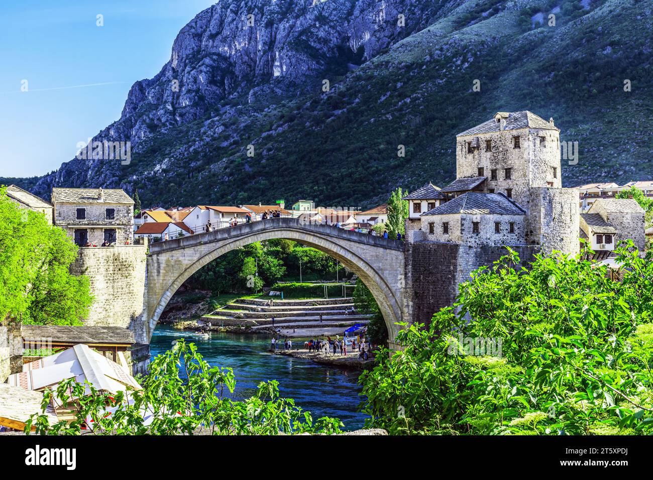 Die alte Brücke in Mostar mit dem smaragdgrünen Fluss Neretva. Bosnien und Herzegowina Stockfoto