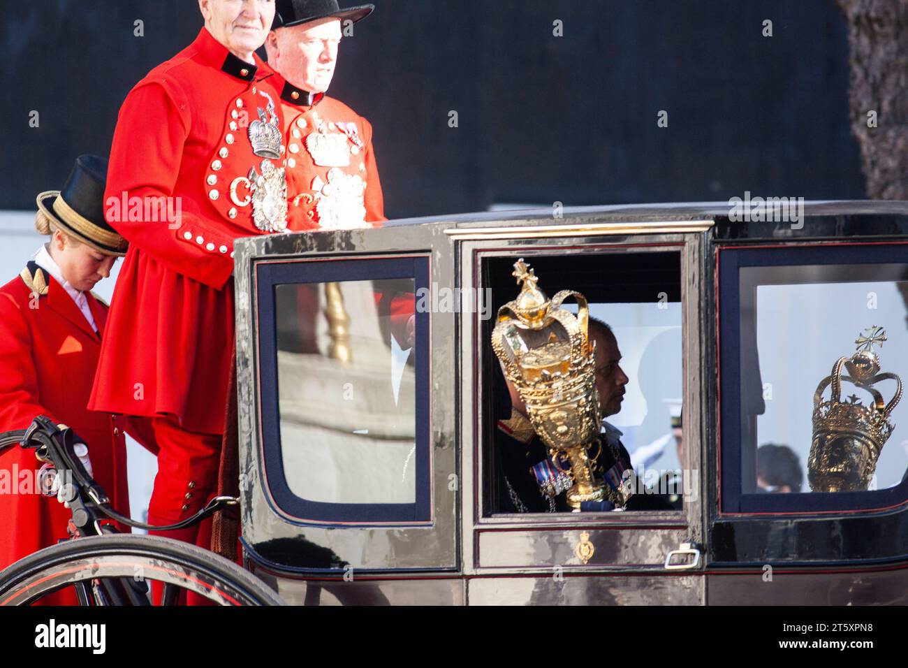 London, Großbritannien. November 2023. King Charles wurde auf dem Weg zur Eröffnung des Parlaments entlang der Parliament Street gefahren, wo er die Legislativpläne der Regierung bis zur nächsten Wahl ankündigen wird. Die Stange des Staates wurde in einem eigenen Wagen vor dem König zum Parlament gebracht. Quelle: Anna Watson/Alamy Live News Stockfoto