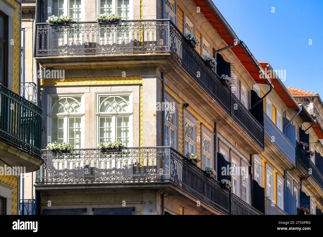 Porto, Portugal, Fenster und Balkon in der Fassade des alten traditionellen Gebäudes. Stockfoto