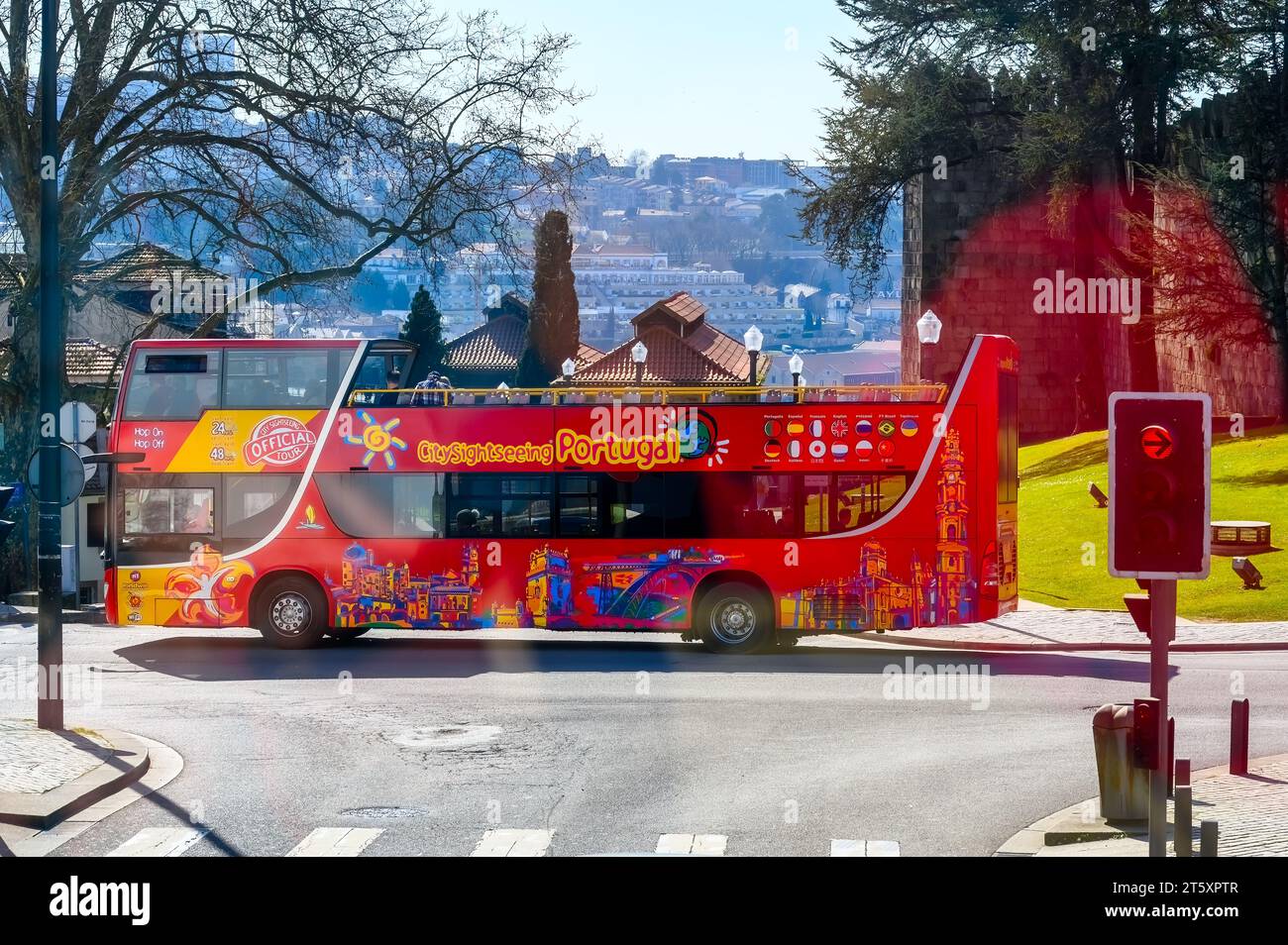 Porto, Portugal, Ein Doppeldeckerbus der City Sightseeing Company. Hintergrundbeleuchtete Szene mit Objektivfackeln Stockfoto
