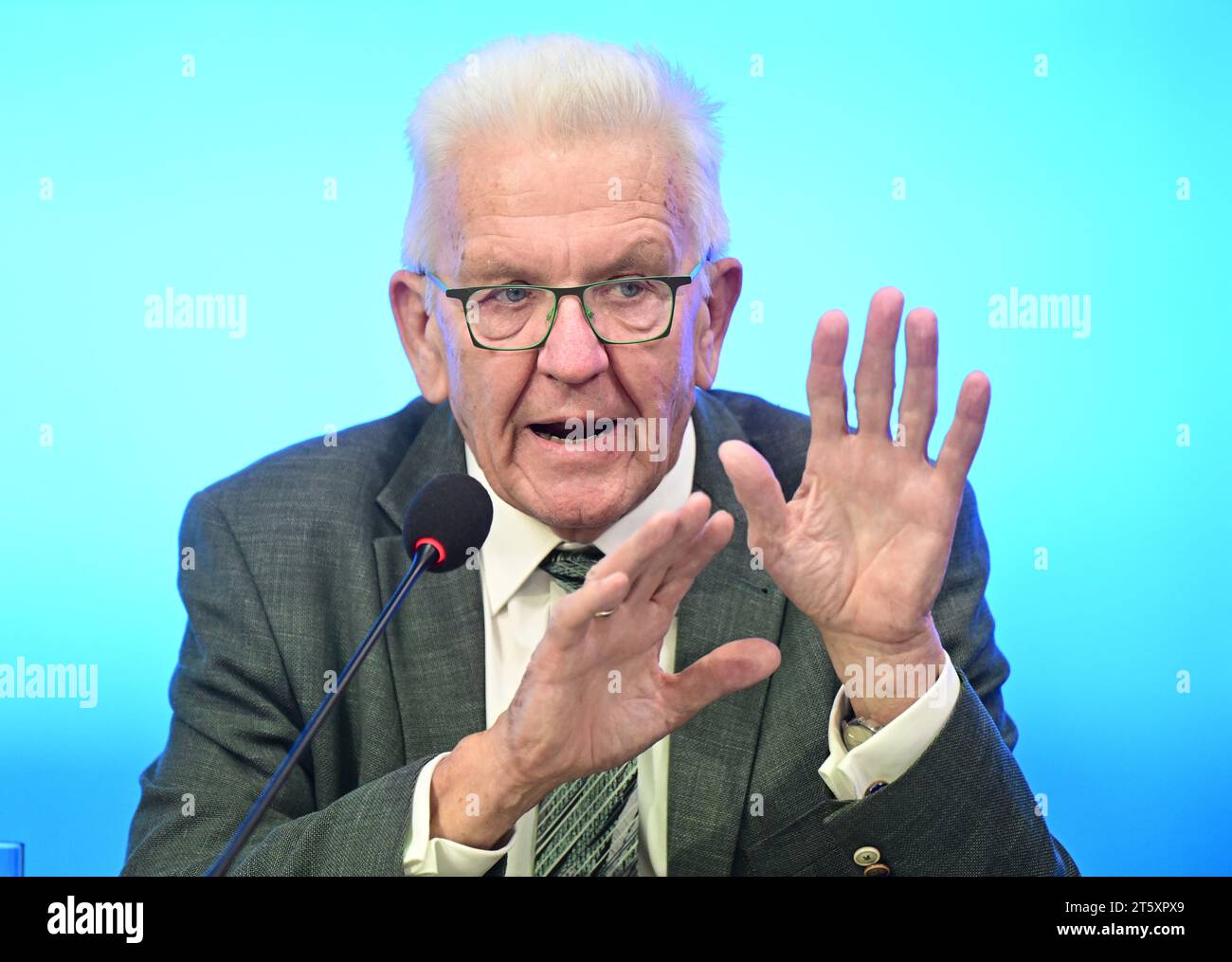 Stuttgart, Deutschland. November 2023. Winfried Kretschmann (Bündnis 90/die Grünen), Ministerpräsident von Baden-Württemberg, spricht auf einer Landespressekonferenz im landtag. Quelle: Bernd Weißbrod/dpa/Alamy Live News Stockfoto