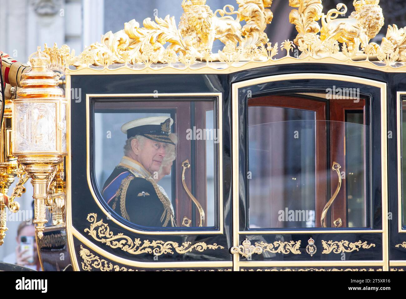 London, Großbritannien. November 2023. King Charles wurde auf dem Weg zur Eröffnung des Parlaments entlang der Parliament Street gefahren, wo er die Legislativpläne der Regierung bis zur nächsten Wahl ankündigen wird. Er fuhr in einem Staatswagen, traf aber auf Demonstranten, die Flaggen und Plakate mit dem Titel "nicht mein König" schwenkten. Quelle: Anna Watson/Alamy Live News Stockfoto