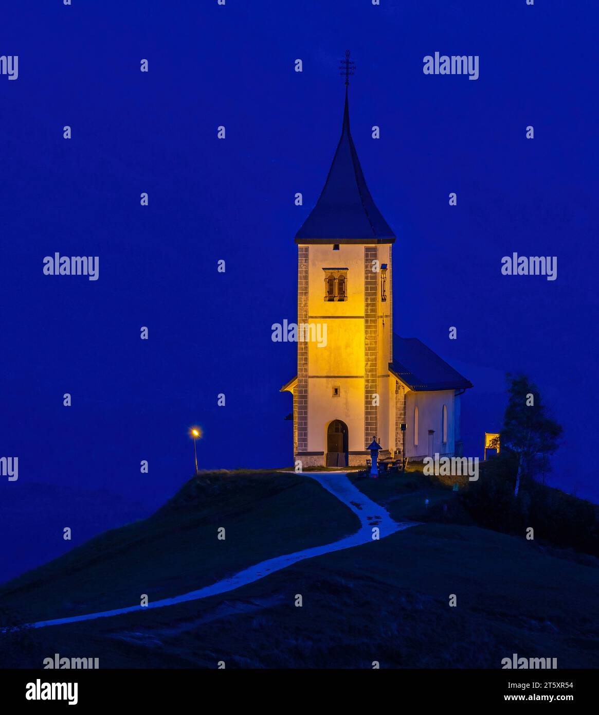 Blick auf die St. Tomas Kirche, Slowenien, während der blauen Stunde. Stockfoto