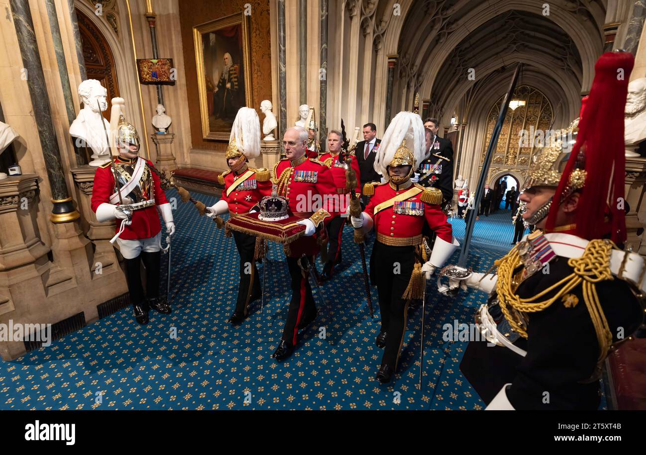 Die Imperial State Crown wird in den Palace of Westminster in London getragen, bevor das Parlament im House of Lords eröffnet wird. Bilddatum: Dienstag, 7. November 2023. Stockfoto