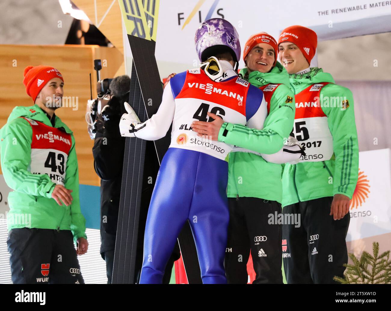 FIS NORDISCHE SKISPRUNG Männer Groß-Hügel-Individuum Richard Freitag gratuliert Andreas Wellinger Stockfoto