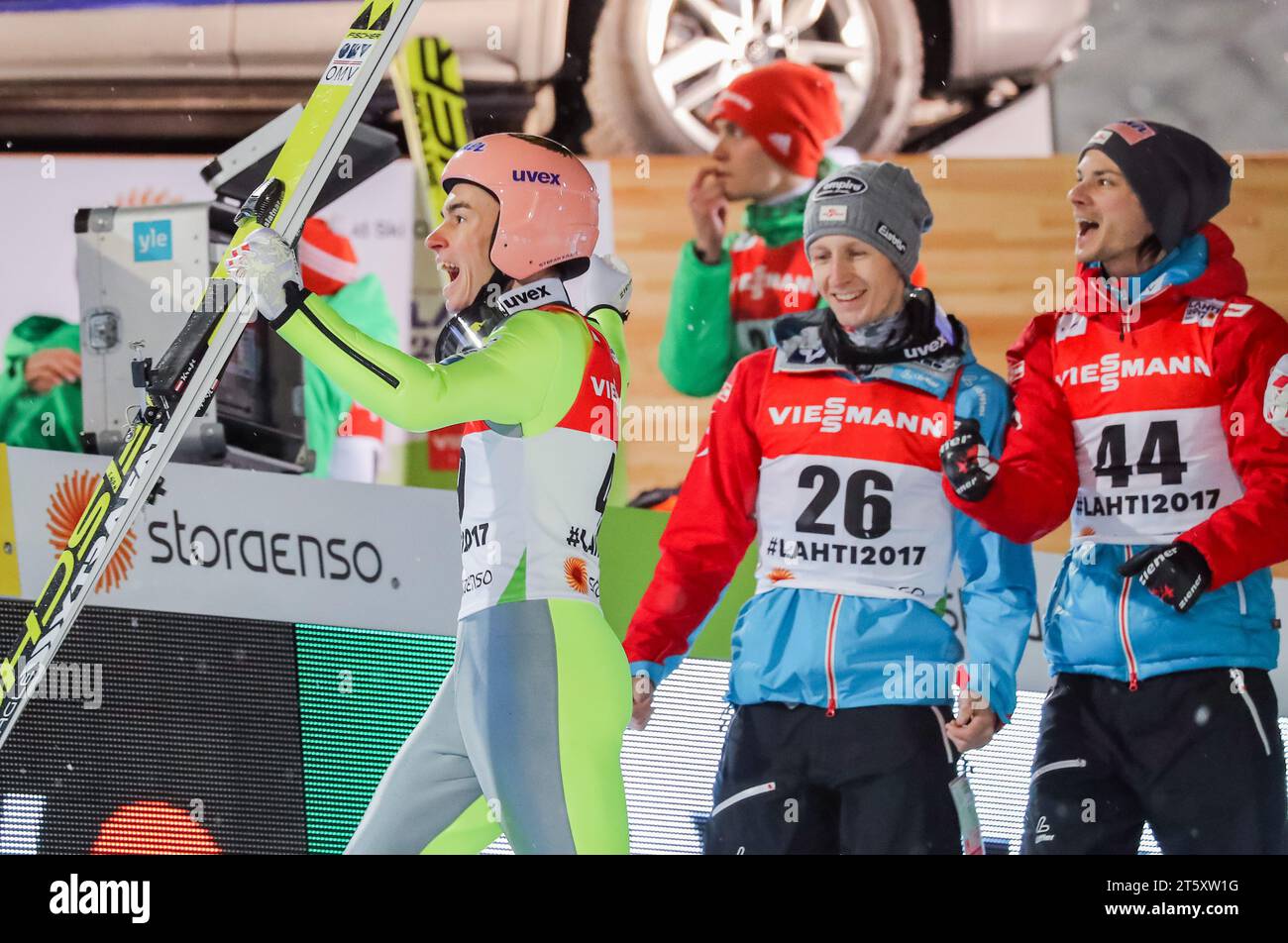 FIS NORDISCHE SKISPRINGEN Herren Großschanze Einzelgänger Stefan Kraft (AUT) // Stefan Kraft aus Österreich Jubelt, rechts Markus Schiffner (AUT) // Markus Schiffner aus Österreich und Manuel Fettner (AUT) // Manuel Fettner aus Österreich Stockfoto