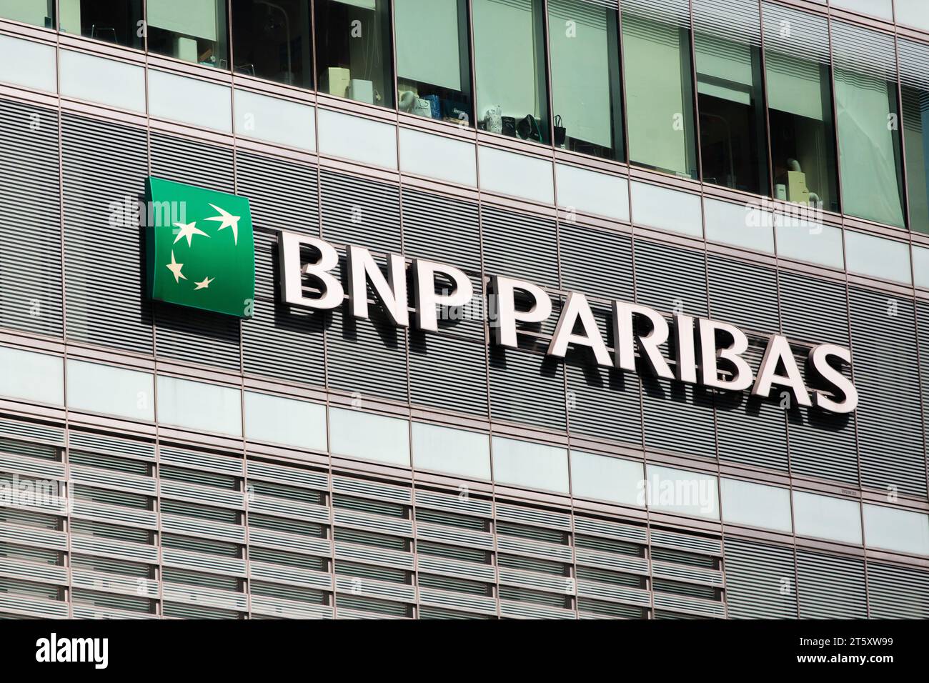 BNP Paribas-Schilder und Firmenlogo auf der Außenseite eines Geschäftsgebäudes, um die Aufmerksamkeit von Menschen außerhalb zu wecken. Singapur. Stockfoto