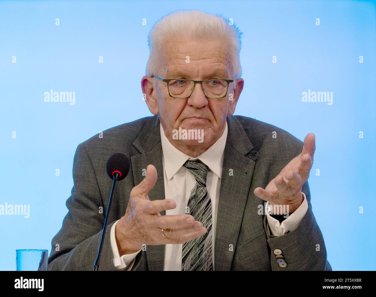 Stuttgart, Deutschland. November 2023. Winfried Kretschmann (Bündnis 90/die Grünen), Ministerpräsident von Baden-Württemberg, spricht auf einer Landespressekonferenz im landtag. Quelle: Anna Ross/dpa/Alamy Live News Stockfoto