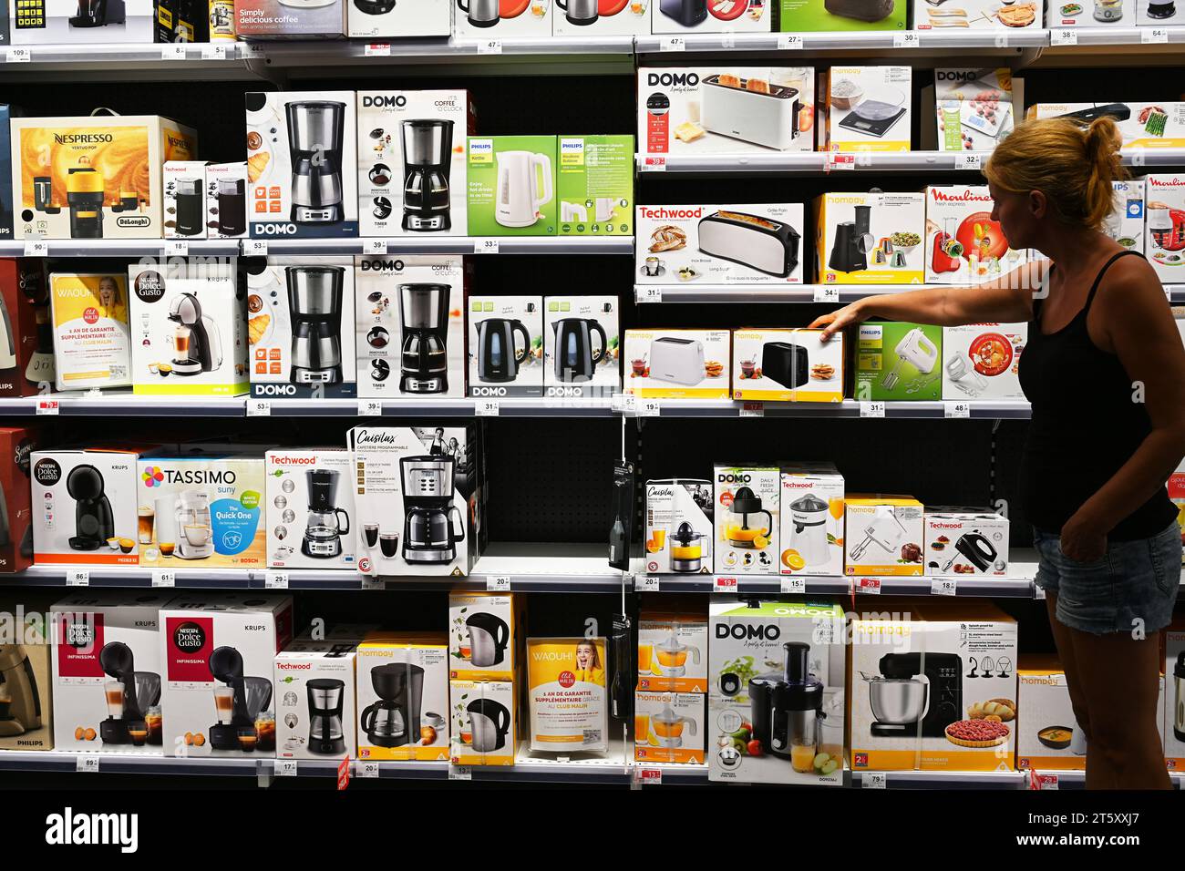 Elektrische Haushaltsgeräte zum Verkauf in einem Geschäft Stockfoto