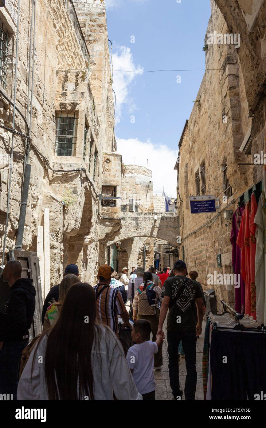 Via Dolorosa, Altstadt von Jerusalem, Israel. Touristen. Es repräsentiert den Weg, den Jesus auf dem Weg zu seinem Cru einschlug, von den römischen Soldaten gezwungen Stockfoto