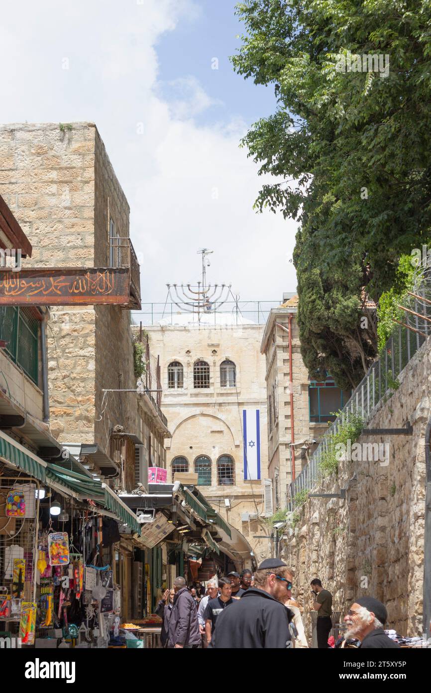 Via Dolorosa, Altstadt von Jerusalem, Israel. Touristen. Es repräsentiert den Weg, den Jesus auf dem Weg zu seinem Cru einschlug, von den römischen Soldaten gezwungen Stockfoto