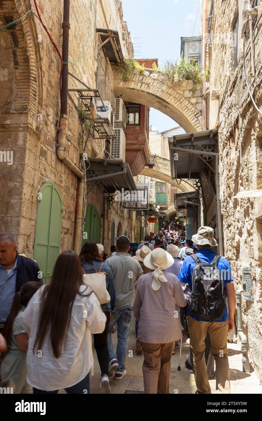 Via Dolorosa, Altstadt von Jerusalem, Israel. Touristen. Es repräsentiert den Weg, den Jesus auf dem Weg zu seinem Cru einschlug, von den römischen Soldaten gezwungen Stockfoto