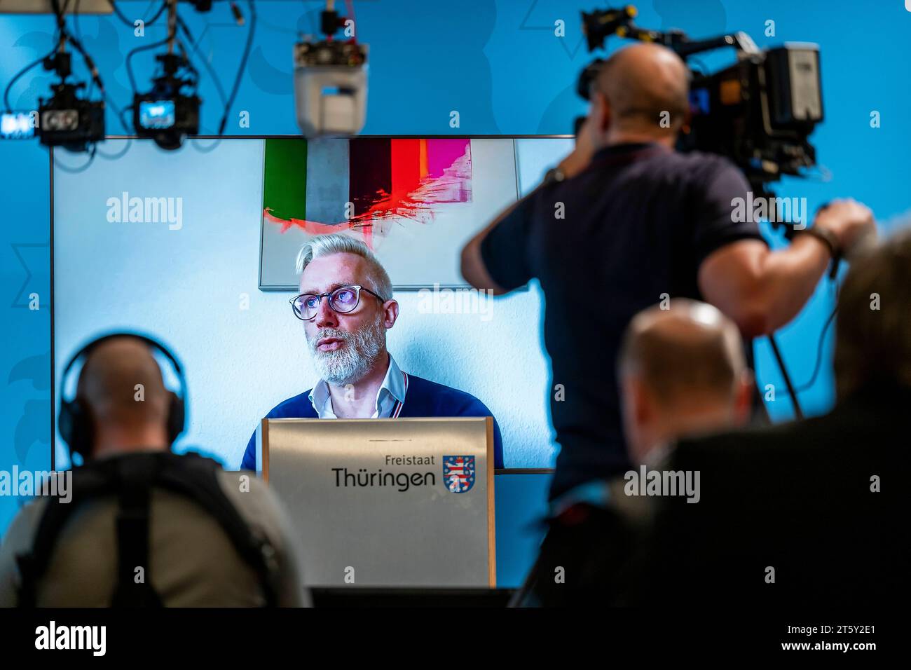 REGIERUNGSMEDIENKONFERENZ THÜRINGEN 07/11/2023 - Erfurt: Der Minister für Kultur, Bundes- und Europaangelegenheiten und Chef der Staatskanzlei und Beauftragter der Landesregierung für jüdisches Leben in Thüringen und die Bekämpfung des Antisemitismus, Prof. Dr. Benjamin-Immanuel Hoff DIE LINKE, ist per Videoschalte aus Berlin zugeschalten zur Regierungsmedienkonferenz der Thüringer Landesregierung zu den Ergebnissen der Konferenz der Ministerpräsidentinnen und Ministerpräsidenten mit dem Bundeskanzler am 7. November 2023 im Erfurter Haus Dacheröden./                  *** REGIERUNGSMEDIEN CON Stockfoto