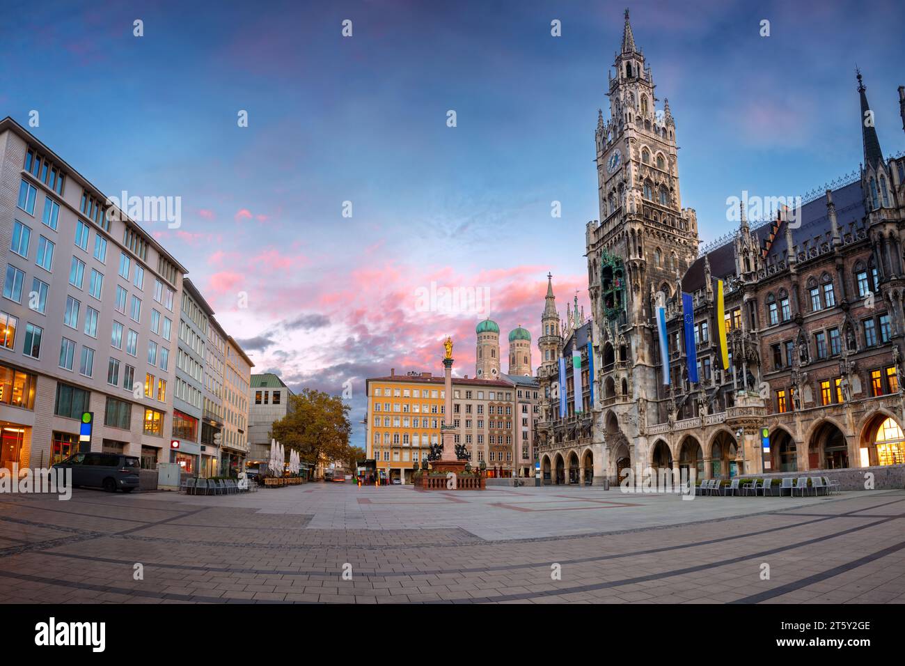 München, Deutschland. Stadtbild der Innenstadt von München, Deutschland mit Marienplatz bei schönem Sonnenaufgang im Herbst. Stockfoto