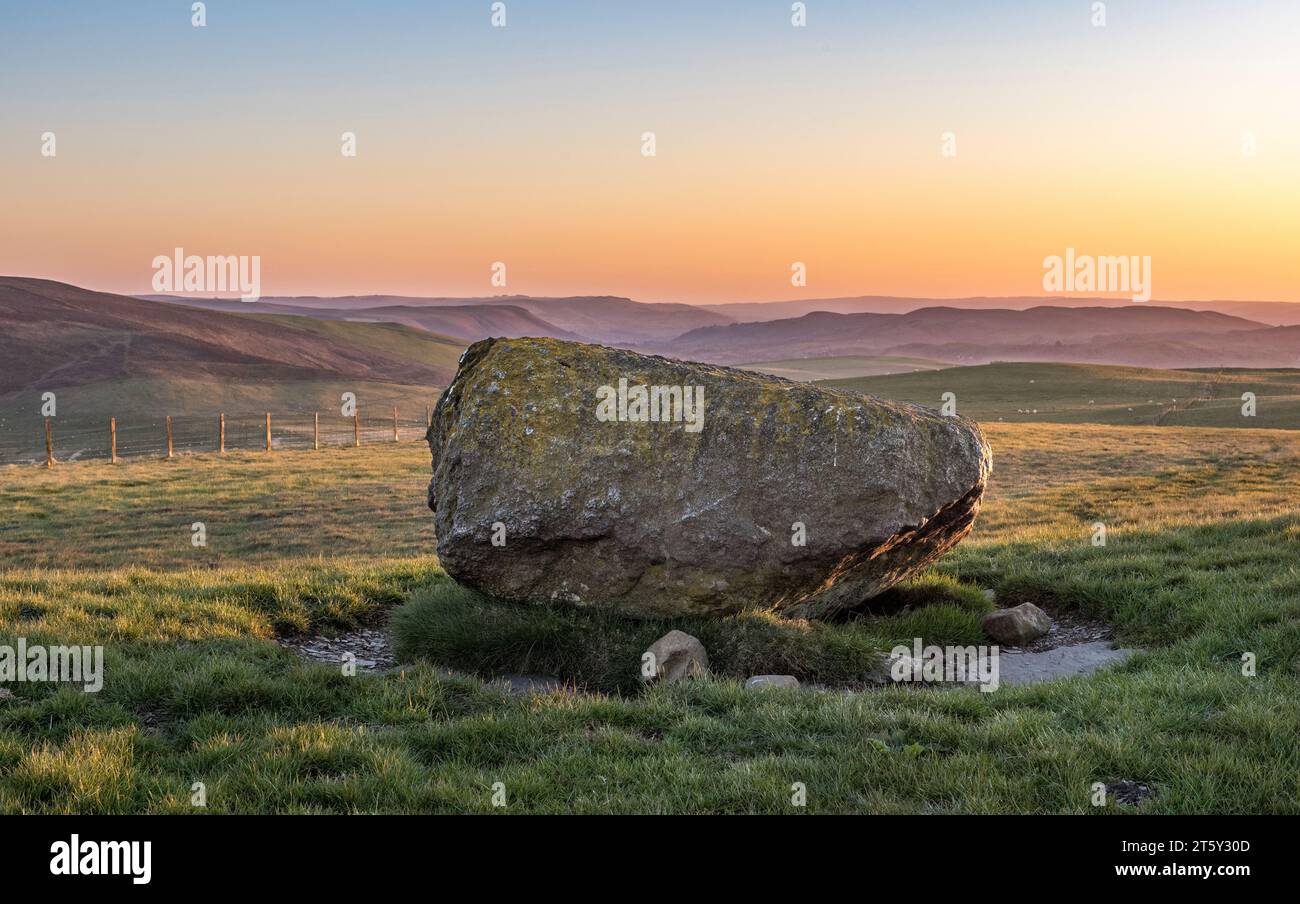 Der gefallene bronzezeitliche stehende Stein von Bryn-y-Maen, in der Nähe von Llandegley in der Mitte von Wales, Großbritannien, bei Sonnenuntergang gesehen Stockfoto