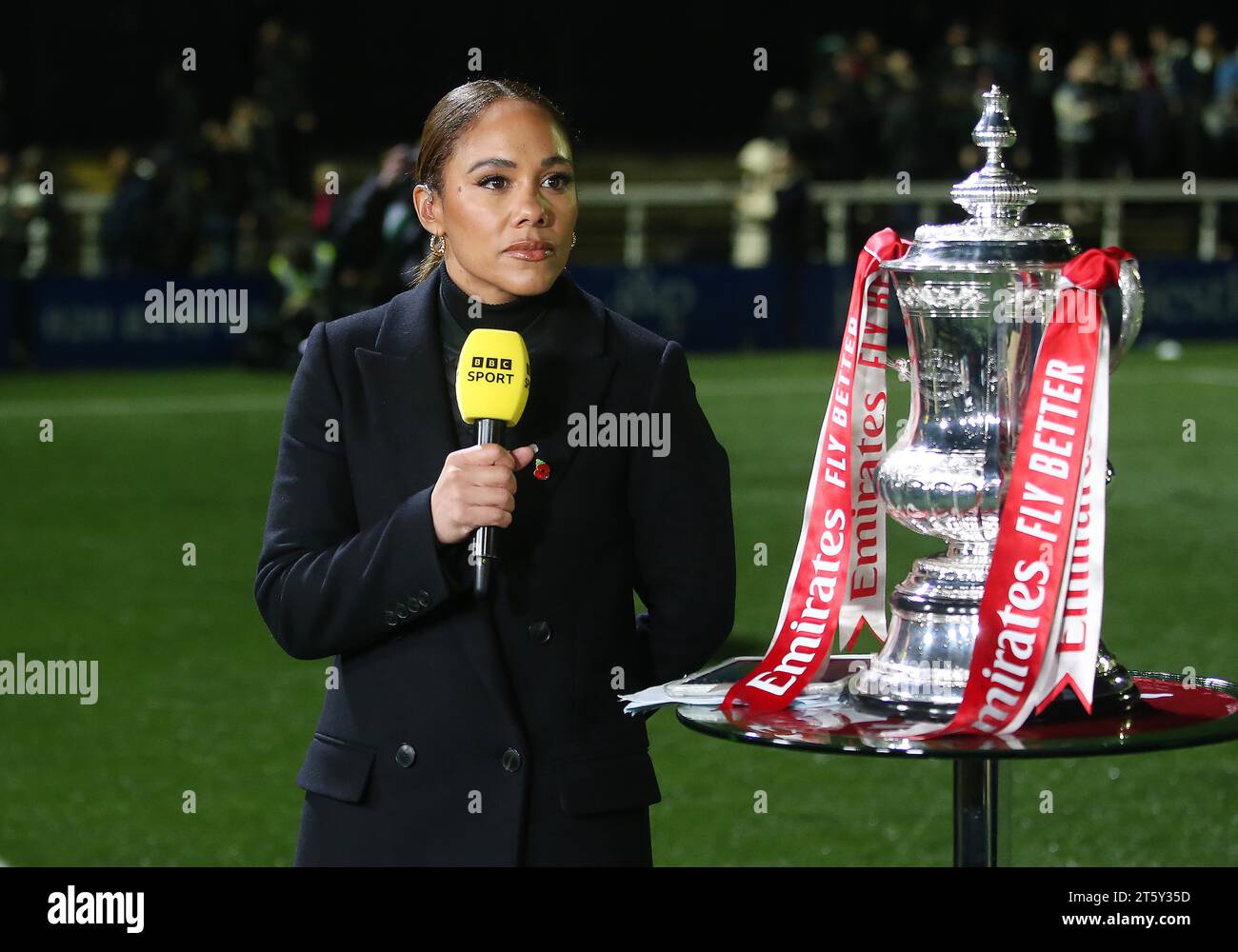 BBC TV Moderator Alex Scott. - Bromley gegen Blackpool, Emirates FA Cup First Round, Hayes Lane Stadium, Bromley, Großbritannien - 4. November 2023. Nur redaktionelle Verwendung – es gelten Einschränkungen für DataCo. Stockfoto