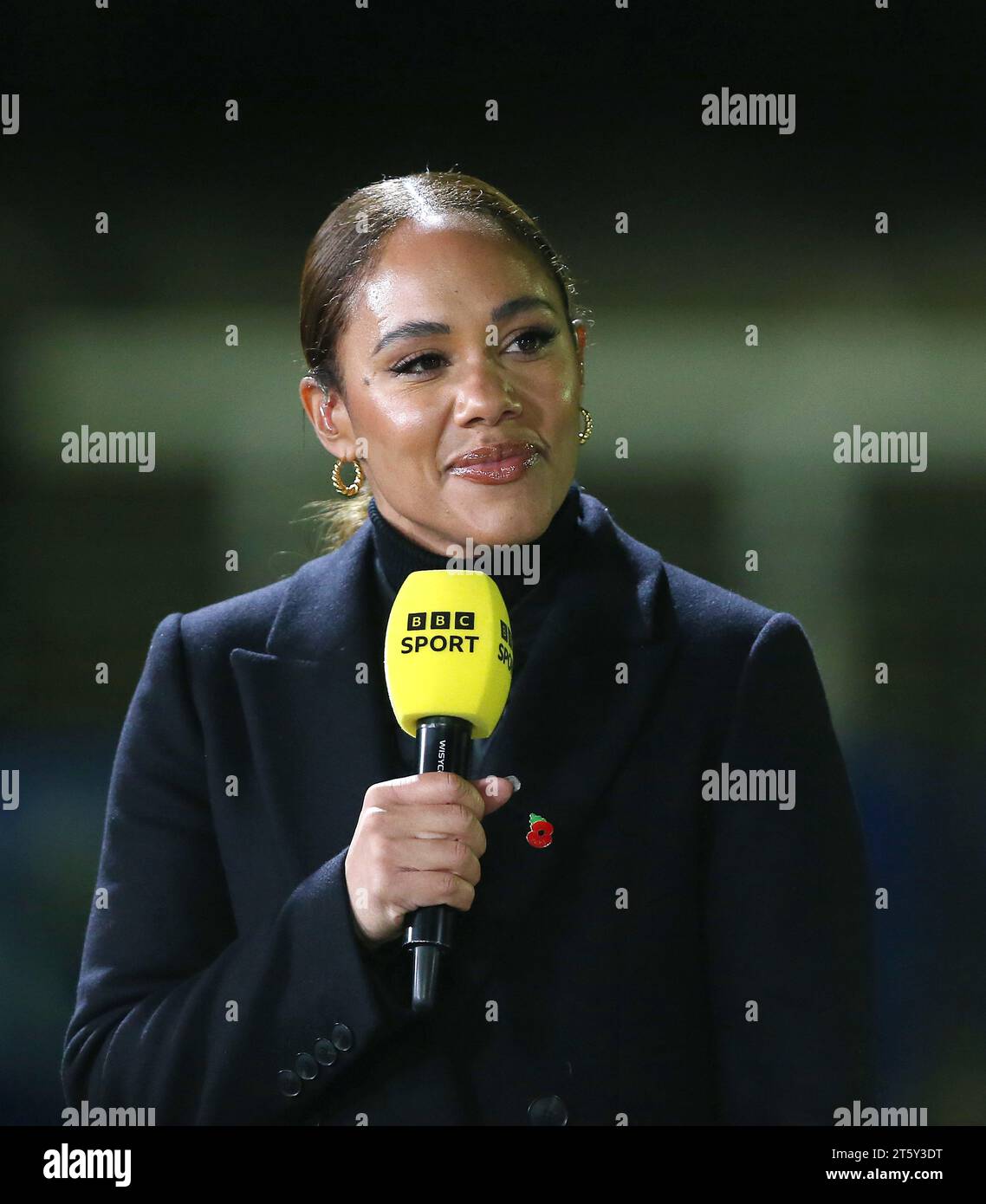 BBC TV Moderator Alex Scott. - Bromley gegen Blackpool, Emirates FA Cup First Round, Hayes Lane Stadium, Bromley, Großbritannien - 4. November 2023. Nur redaktionelle Verwendung – es gelten Einschränkungen für DataCo. Stockfoto