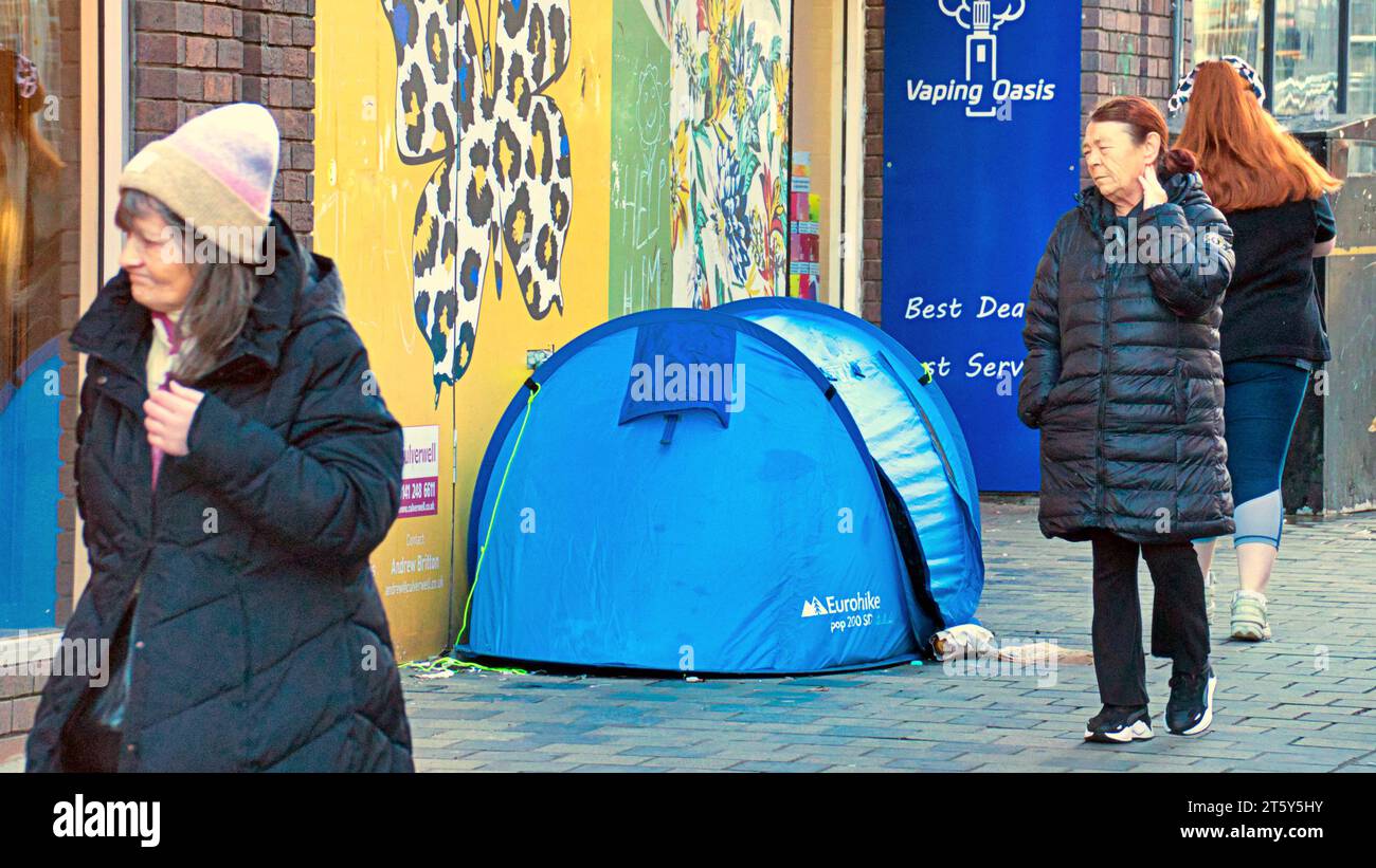 Glasgow, Schottland, Großbritannien. November 2023. Obdachlose Zelte in den Einkaufsstraßen des Stadtzentrums angesichts des politischen Sturms dieser Woche. Credit Gerard Ferry/Alamy Live News Stockfoto