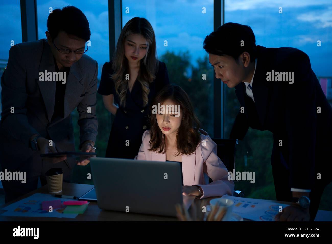 Lange Arbeitnehmerinnen und Arbeitnehmerinnen. Beruf und Working Spätkonzept. Stockfoto