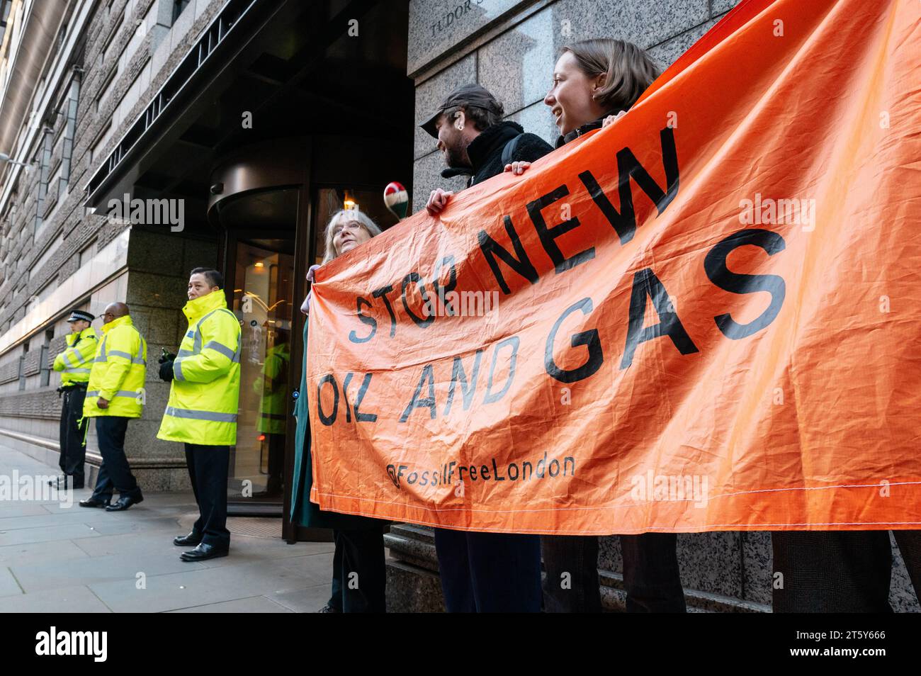 London, Großbritannien. 7. November 2023. Aktivisten von Fossil Free London versammeln sich vor der Global Energy Conference von J.P. Morgan, um gegen ihre Bilanz als die größten Bankenklima-Verbrecher der Welt zu protestieren. Anrede: Andrea Domeniconi/Alamy Live News Stockfoto