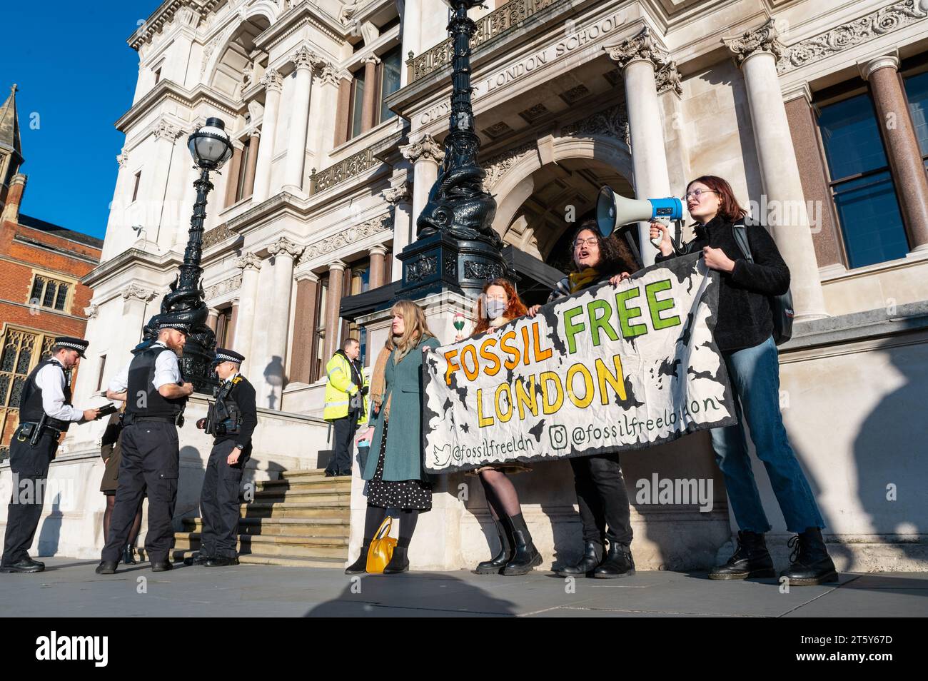 London, Großbritannien. 7. November 2023. Aktivisten von Fossil Free London versammeln sich vor der Global Energy Conference von J.P. Morgan, um gegen ihre Bilanz als die größten Bankenklima-Verbrecher der Welt zu protestieren. Anrede: Andrea Domeniconi/Alamy Live News Stockfoto