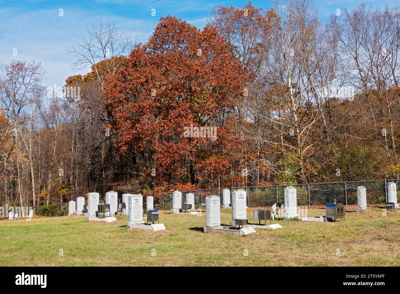 Der Kahal ADAS Kasho Friedhof in Bedford Hills Westchester, im abgeschiedenen Walddorf der Kasho-chassidischen Gruppe. Stockfoto