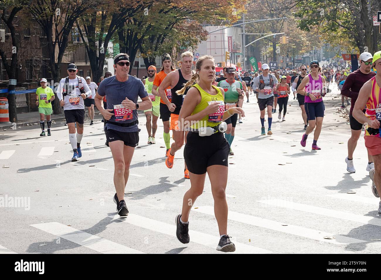 Läufer, die eine Kurve an der 10-km-Marke des New York Marathons 2023 machen. An der Bedford Avenue in Williamsburg, Brooklyn. Stockfoto