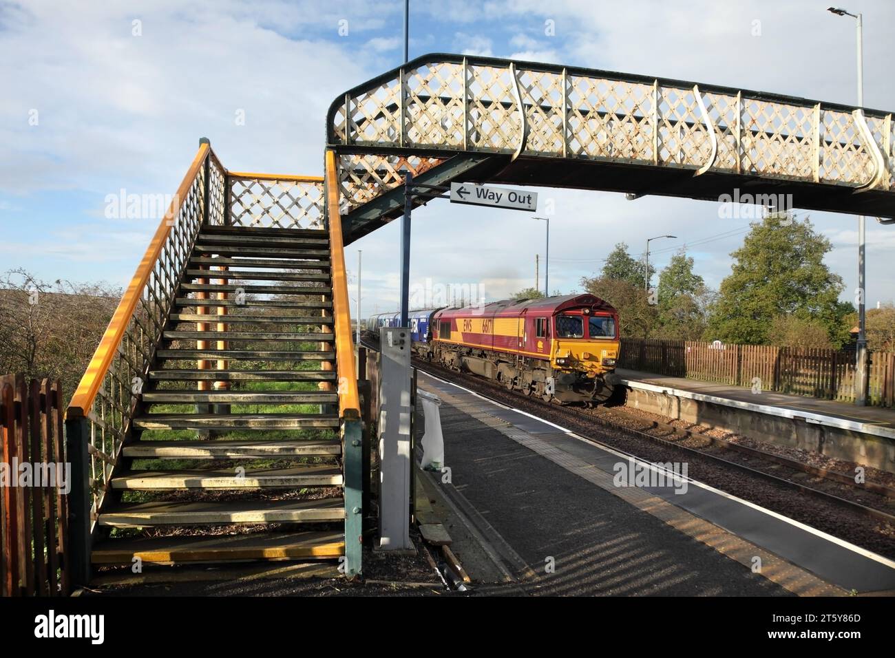 Die DB Cargo Class 66 Lok 66171 passiert am 23.07. Den Bahnhof Althorpe mit dem Zug 4R49 0815 Drax Power Station - Immingham Biomasse. Stockfoto