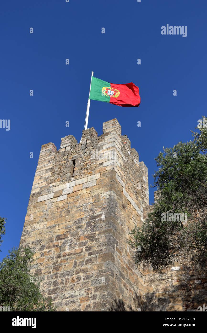 Portugiesische Nationalflagge auf der Burg St. Georg (Castelo de São Jorge) in Lissabon Stockfoto