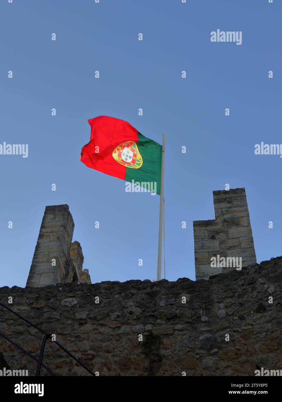 Portugiesische Nationalflagge auf der Burg St. Georg (Castelo de São Jorge) in Lissabon Stockfoto