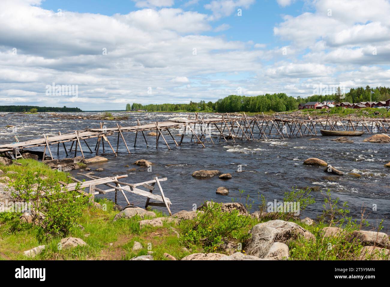 Kukkolaforsen i Norrbotten. Der Fluss Kukkola ist berühmt für die Fischerei auf Weißfische. Stockfoto