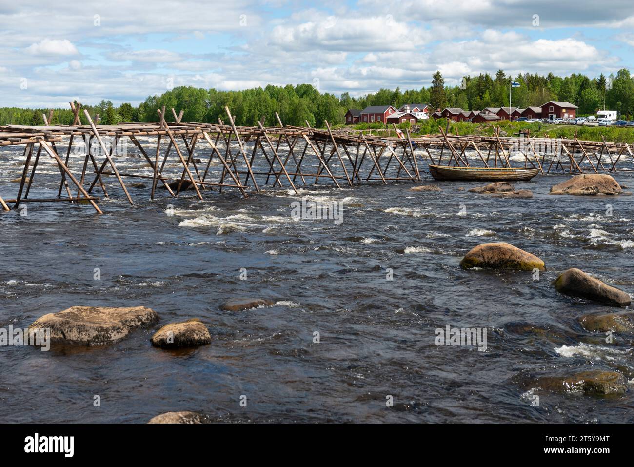 Kukkolaforsen i Norrbotten. Der Fluss Kukkola ist berühmt für die Fischerei auf Weißfische. Stockfoto