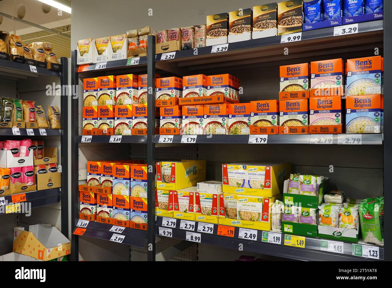 Parboiled Reis in einem Supermarkt Stockfoto