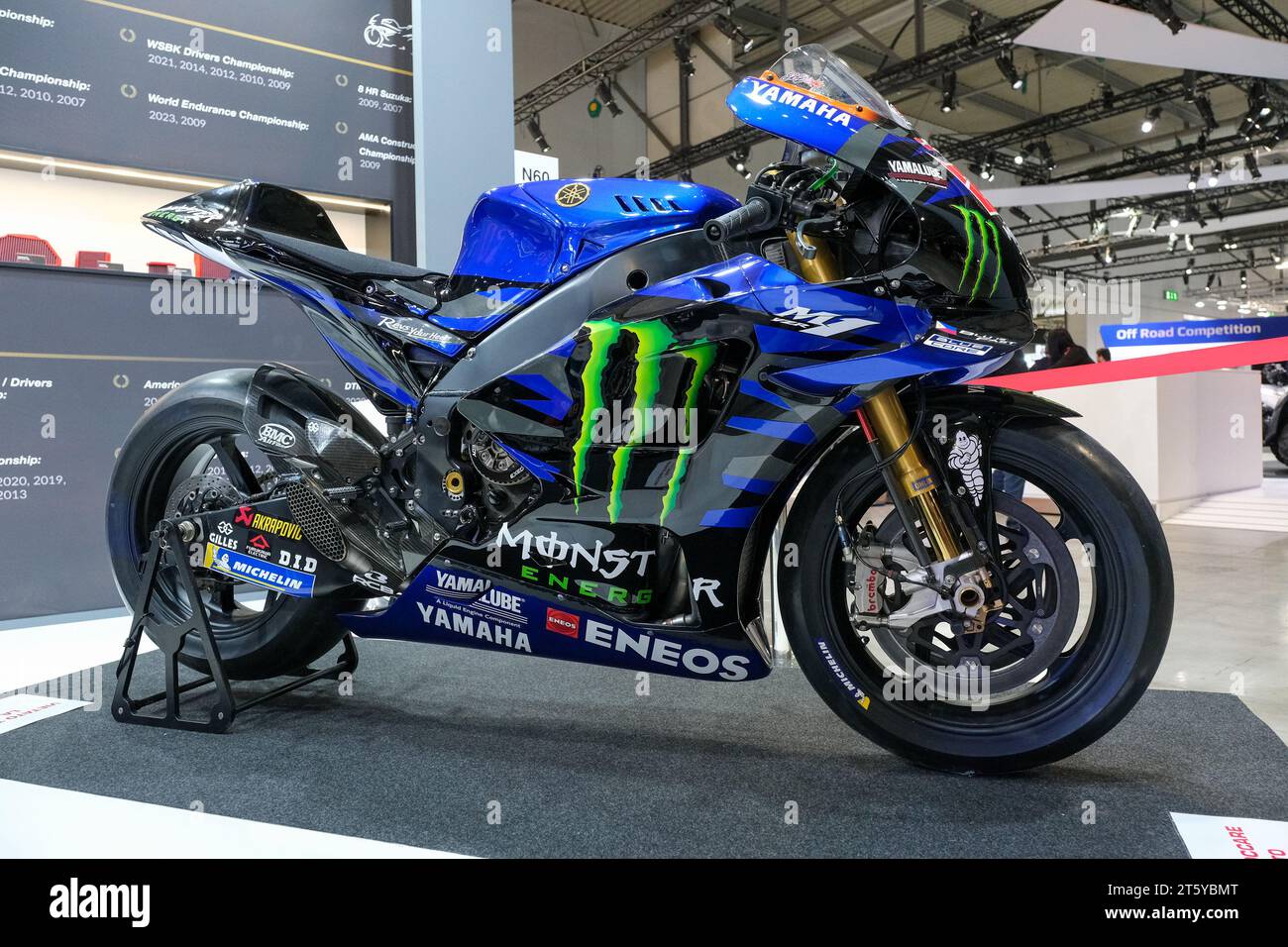 Mailand, Italien. November 2023. Yamaha YZR M1 Rennrad ausgestellt auf der 80. Ausgabe der EICMA - Mailand International Exhibition of Cycle and Motorrad auf der Rho Fair am 7. November 2023 in Rho - Mailand, Italien. Quelle: Live Media Publishing Group/Alamy Live News Stockfoto