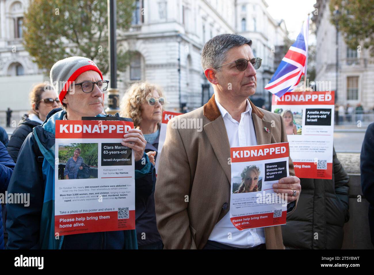 London, Großbritannien. November 2023. In Westminster findet eine Mahnwache für israelische Entführungsopfer statt, gegenüber der Downing Street. Heute ist ein Monat seit dem Angriff der Hamas auf Israel am Schwarzen Samstag, dem 7. Oktober, vergangen. Familien von Entführungsopfern fürchten, dass sie vergessen werden, während die Kontroverse über die Bombardierung des Gazastreifens fortbesteht. Es wurden Gesänge gesungen, Gebete für die Toten und Entführten sowie eine Schweigeminute abgehalten. Quelle: Anna Watson/Alamy Live News Stockfoto