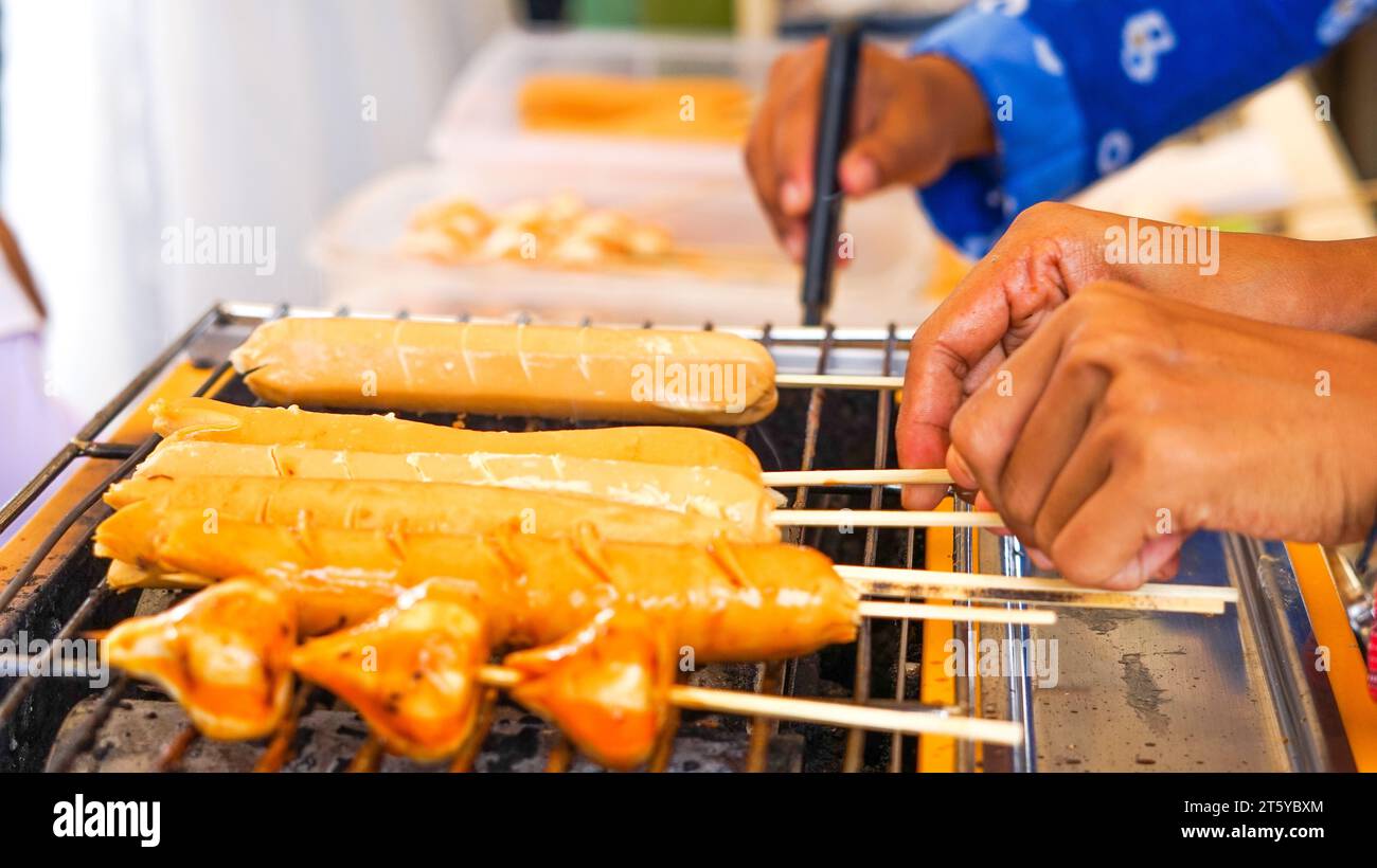 Würstchen, Fischbällchen, gegrillt mit heißer Holzkohle Stockfoto