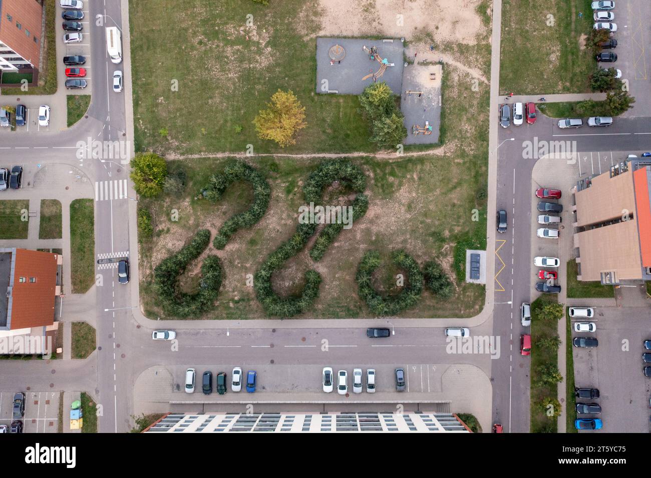 Drohnenfotografie des Dunstlabyrinths in der Herbstdämmerung. Stockfoto