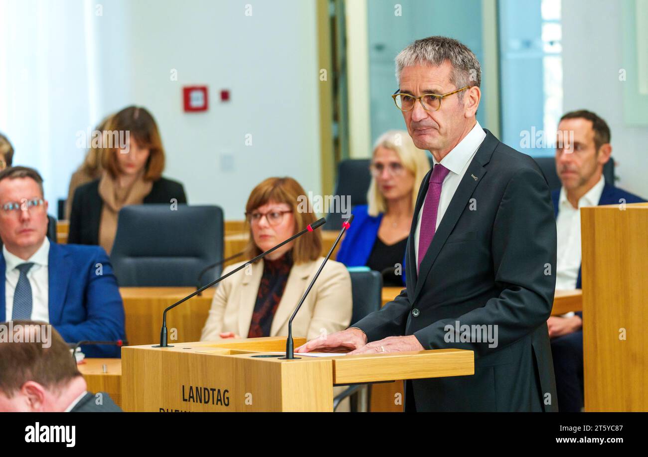 Mainz, Deutschland. November 2023. Hendrik Hering (SPD, r), Präsident des Rheinland-pfälzischen Landtags, spricht während seiner Rede im Rheinland-pfälzischen Landtag. Der Rheinland-pfälzische landtag erklärte zu Beginn der 52. Plenartagung seine Solidarität mit Israel. Die Erklärung trägt den Titel "nie wieder ist jetzt - wir stehen mit Israel". Darlegung: Andreas Arnold/dpa/Alamy Live News Stockfoto