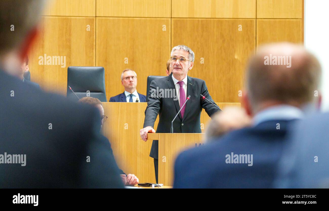 Mainz, Deutschland. November 2023. Hendrik Hering (SPD), Präsident des Rheinland-pfälzischen Landtags, spricht während seiner Rede im Rheinland-pfälzischen Landtag. Der Rheinland-pfälzische landtag erklärte zu Beginn der 52. Plenartagung seine Solidarität mit Israel. Die Erklärung trägt den Titel "nie wieder ist jetzt - wir stehen mit Israel". Darlegung: Andreas Arnold/dpa/Alamy Live News Stockfoto