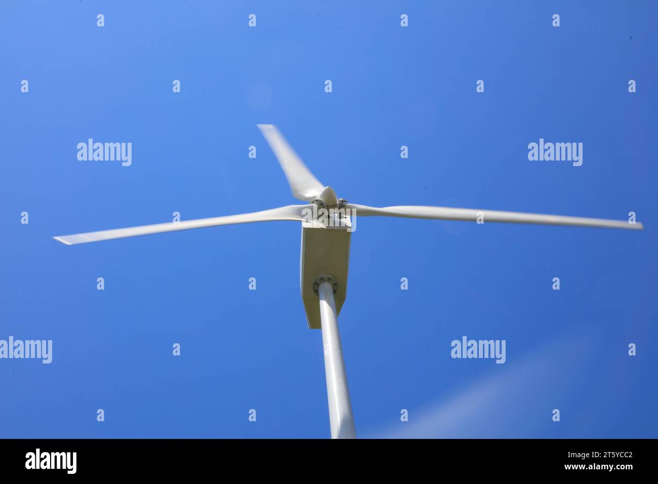 Windgenerator unter blauem Himmel Stockfoto