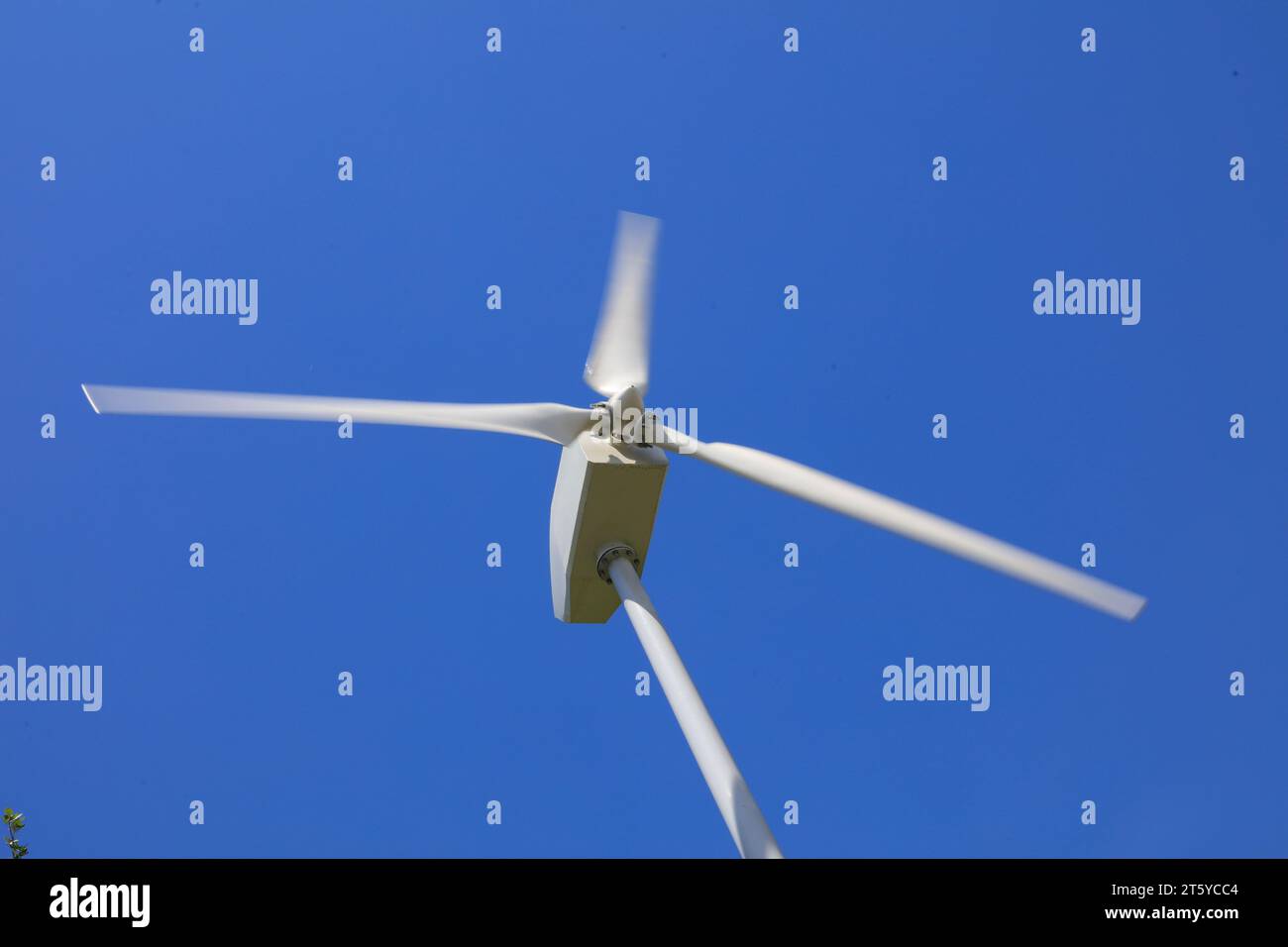 Windgenerator unter blauem Himmel Stockfoto