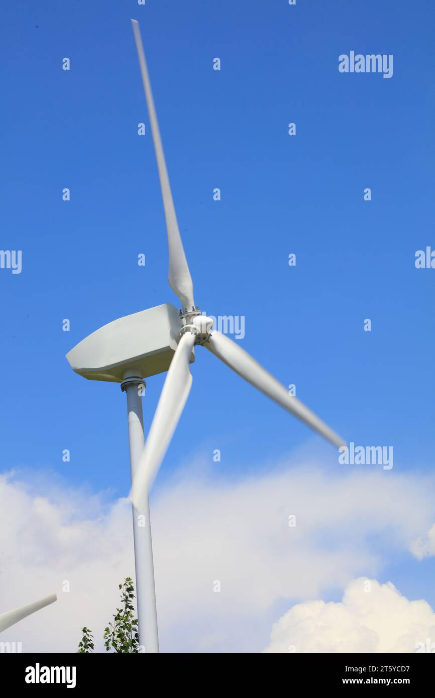 Windgenerator unter blauem Himmel Stockfoto