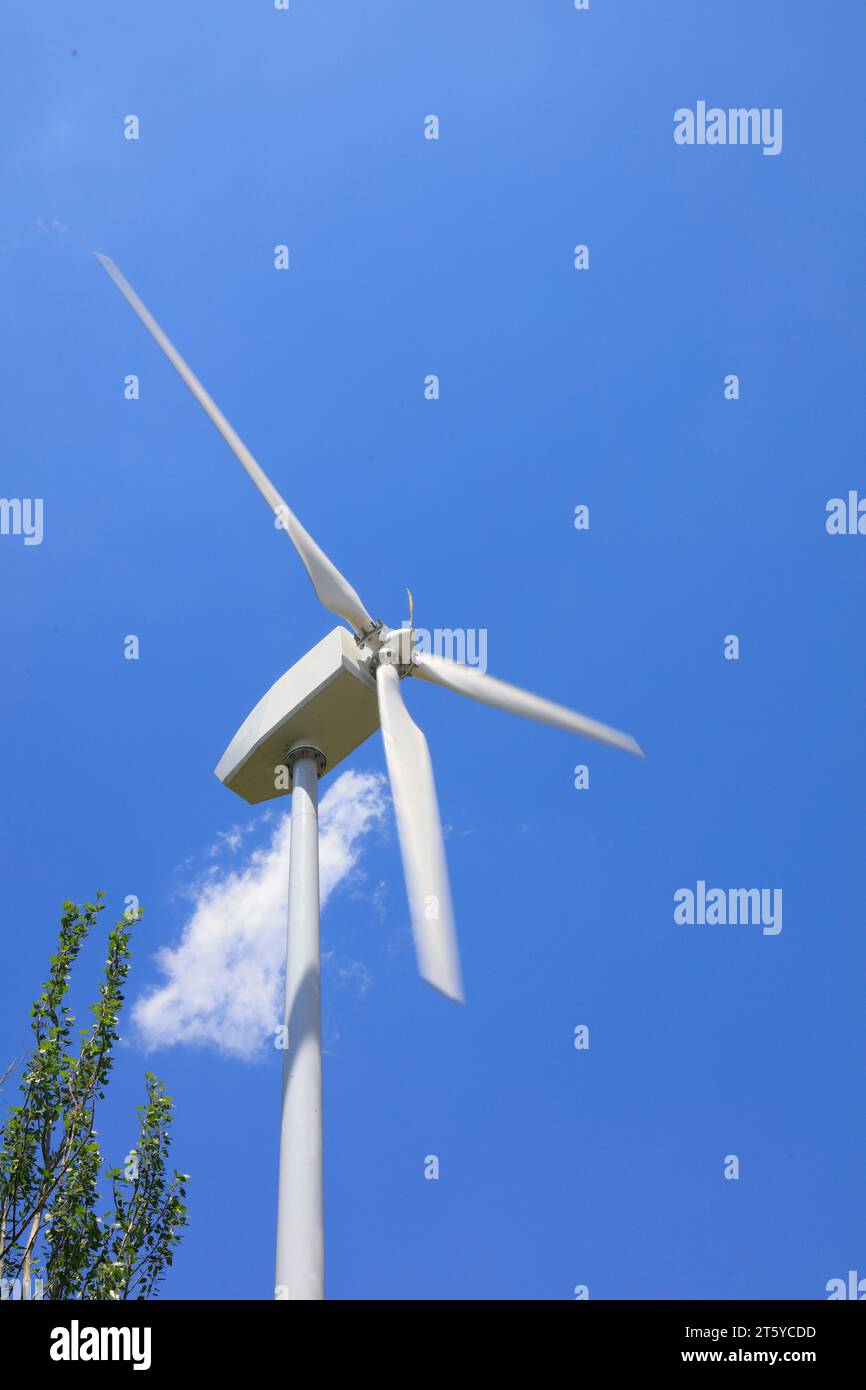 Windgenerator unter blauem Himmel Stockfoto